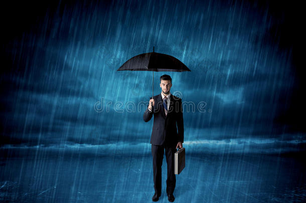 雨中<strong>撑伞</strong>的商人
