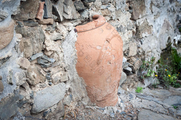 古代陶瓷花瓶，装在石壁上