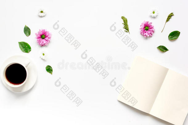 咖啡杯与花瓣和笔记本顶部视图模型
