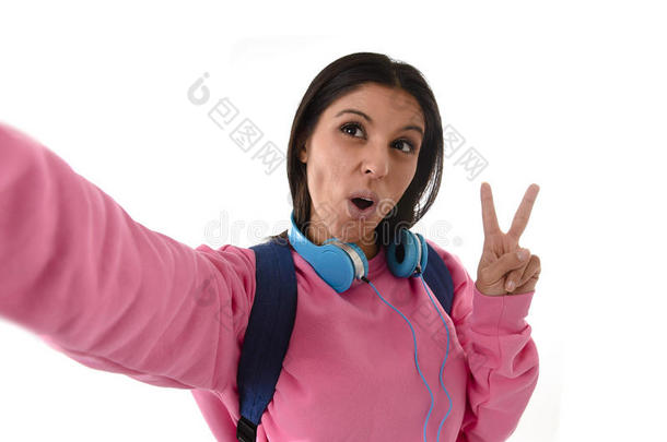 有吸引力和快乐的<strong>女人</strong>或学生女孩带着背包和耳机自<strong>拍照片</strong>