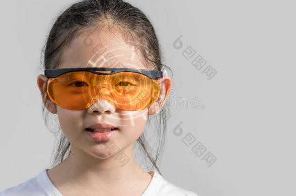 孩子戴着未来主义的智能眼镜设备，在增强现实的概念中显示数字信息
