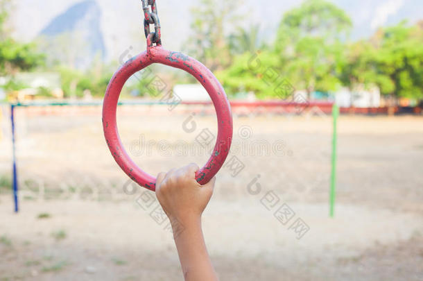泰国学校的儿童游乐场公园。 (关注粉红公司