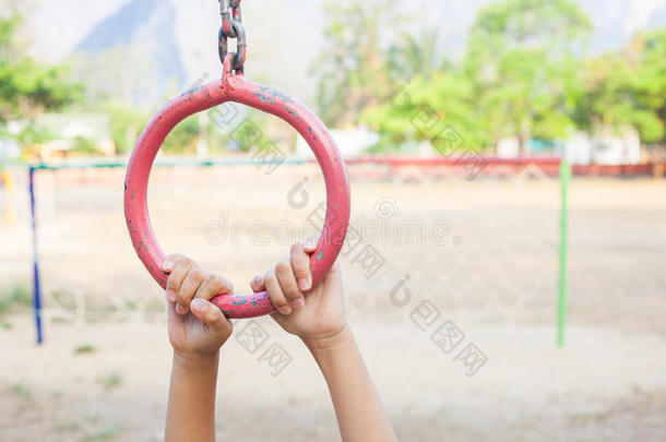 泰国学校的儿童游乐场公园。 (关注粉红公司