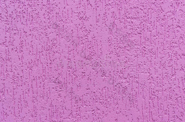 带有装饰石膏的粉红色墙壁的碎片