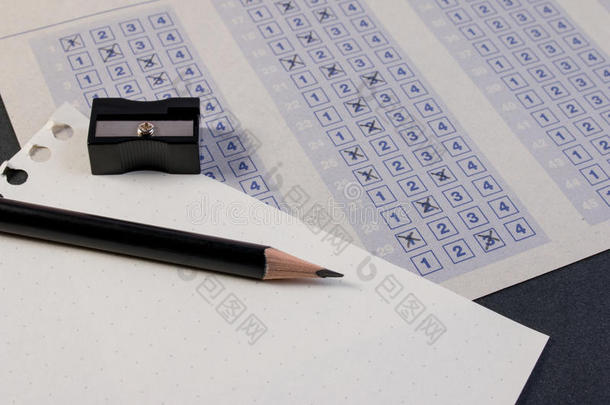 用铅笔、卷笔刀和纸张还原填写答题纸。