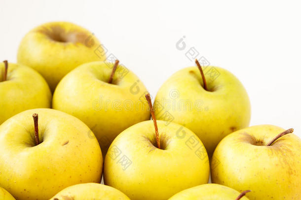 金色美味的苹果在<strong>浅米色</strong>背景与复制空间
