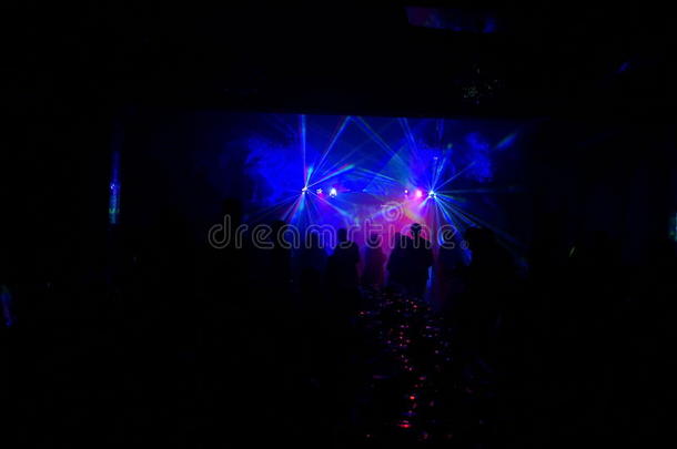 迪杰在舞台上的剪影，背景是大迪斯科球，上面有五颜六色的光线