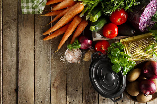 烹饪健康蔬菜排毒概念与各种蔬菜，烹饪锅在厨房桌子上，厨房背景。 顶部视图