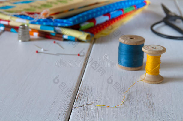 彩色织物与老式剪刀，别针，测量磁带和滚动棉线