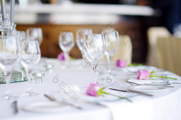 美丽的桌子设置与陶器和鲜花为聚会，婚宴或其他<strong>节日活动</strong>
