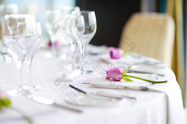 美丽的桌子设置与陶器和鲜花为聚会，婚宴或其他<strong>节日活动</strong>