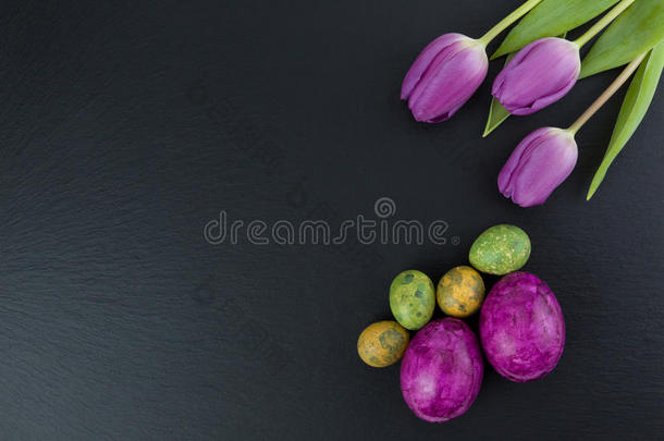 五颜六色的复活节<strong>和鹌鹑蛋和</strong>郁金香花在石桌上。 顶部视图与复制空间