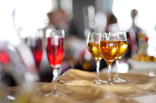 桌子上有几杯葡萄酒、香槟或其他酒精饮料