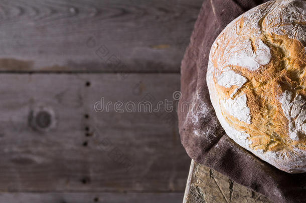 木制桌子<strong>上新</strong>鲜烤制的传统面包