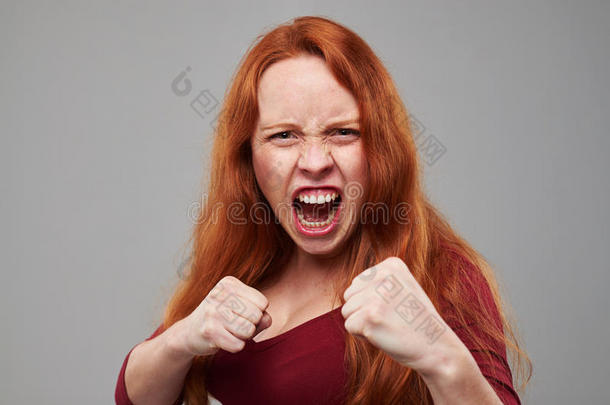 焦急的女人，红头发，握着两个拳头