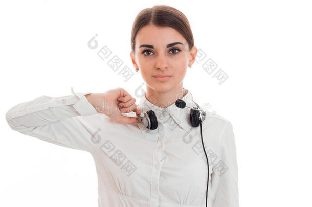 有吸引力的黑发女人在呼叫中心工作，带着耳机和麦克风，看着隔离在上面的相机