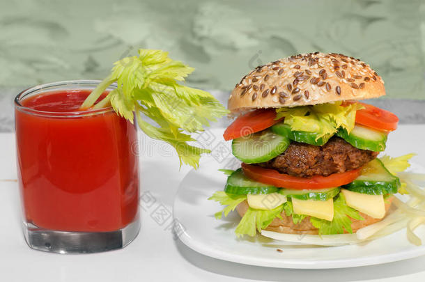 汉堡包和<strong>西红</strong>柿汁配芹菜