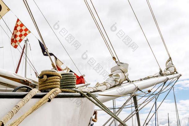 船头和绳子盘绕在帆船上。