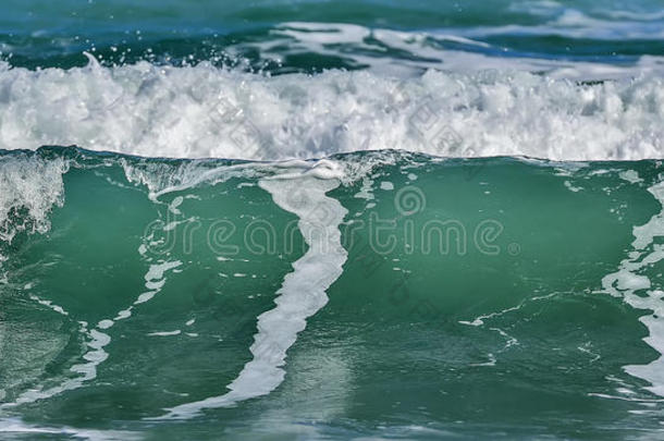 海底/海洋碰撞波，顶部有泡沫