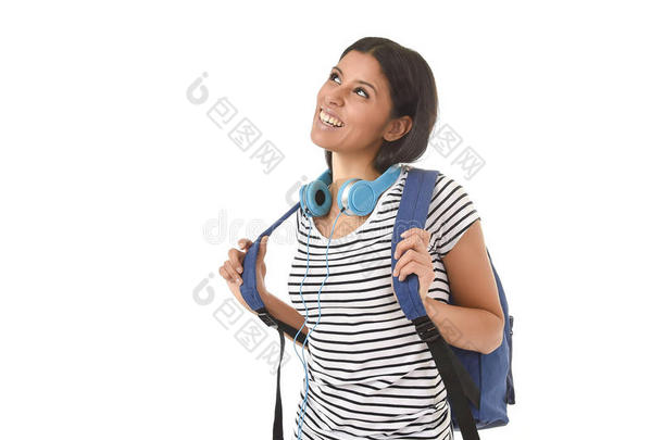 美丽时尚的拉丁学生女孩背着背包，微笑着快乐地思考未来
