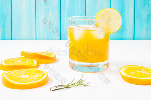 一杯橙汁在木桌上，在木植物背景上，新鲜饮料。