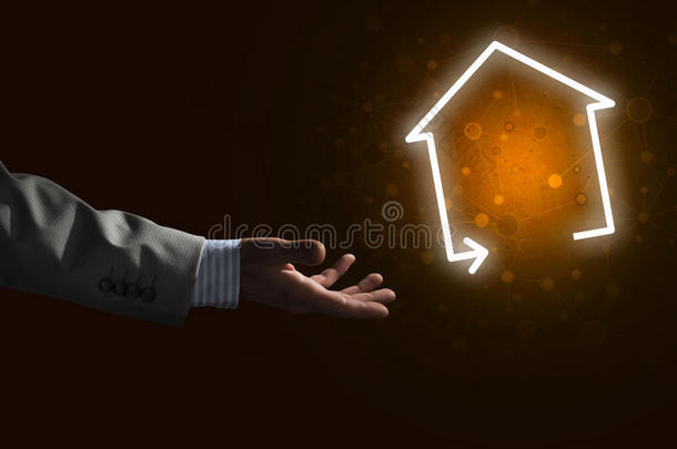 概念图像与手指向房子或主页图标在黑暗的背景