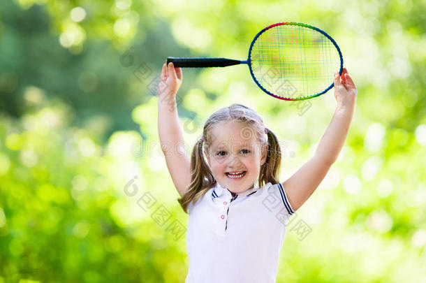 夏天在户外<strong>打羽毛球</strong>或网球的孩子
