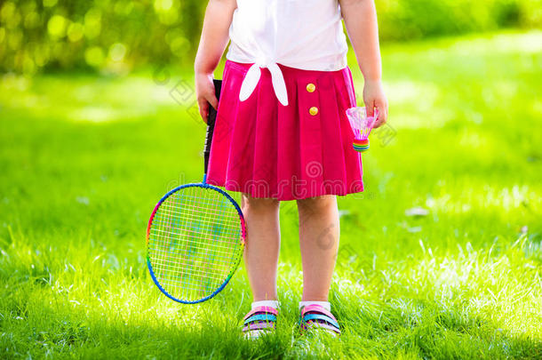 夏天在户外打羽毛球或网球的孩子