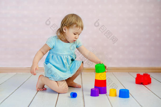 孩子一起玩。 宝贝玩积木。 学龄前和幼儿园儿童的教育玩具。 小女孩建造