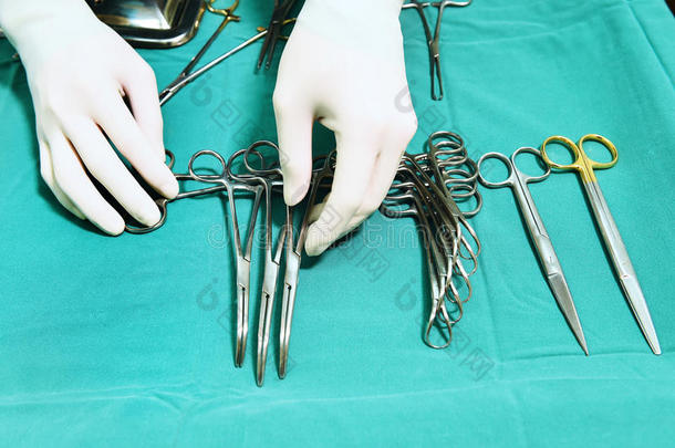 详细拍摄的矿化手术器械与手抓取工具