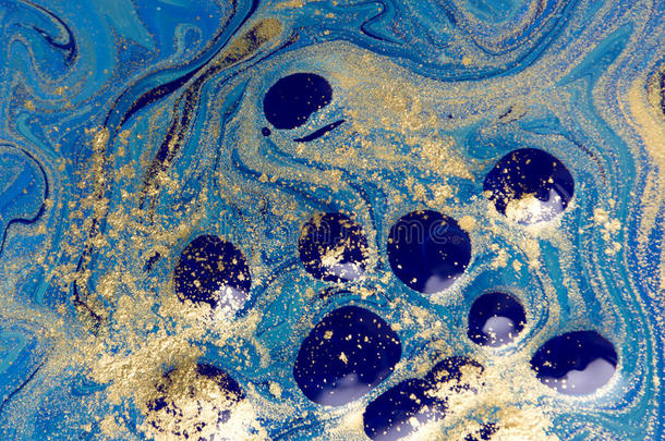 蓝色和金色液体质地。 手绘大理石花纹背景。 墨水大理石抽象图案