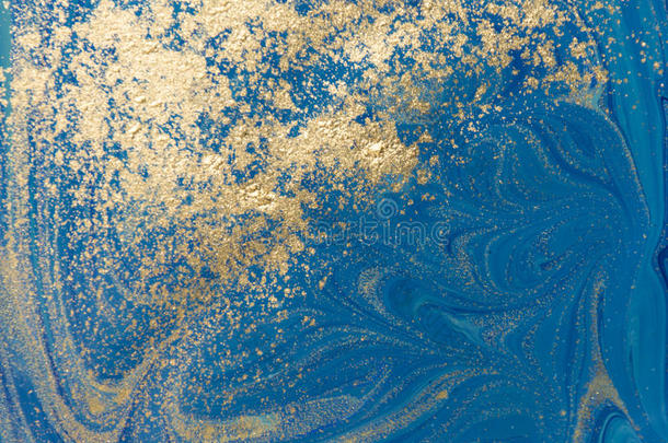 蓝色和金色液体质地。 手绘大理石花纹背景。 墨水大理石抽象图案