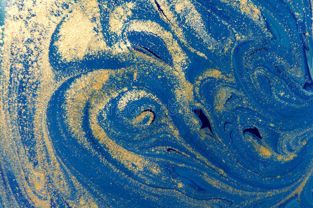 蓝色和<strong>金色</strong>液体质地。 手绘大理石<strong>花纹背景</strong>。 墨水大理石抽象图案