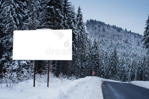 雪树背景上的广告海报的空广告牌。 山区的冬季。