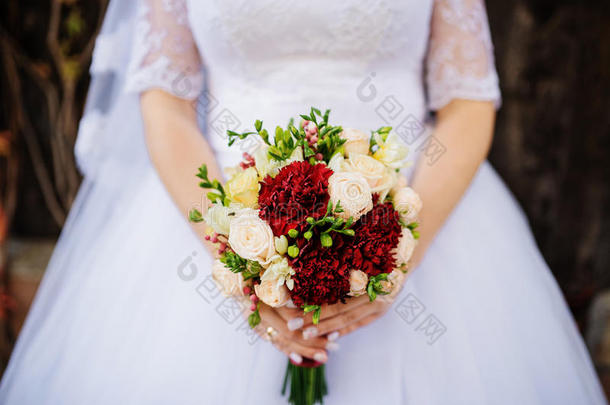 关闭婚礼花束与红白花在手中