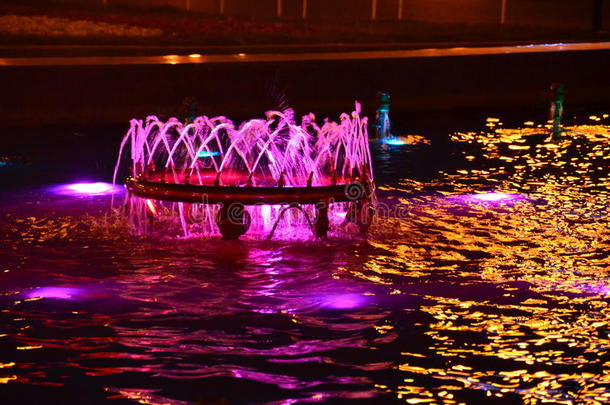 彩色喷泉在夜间表演