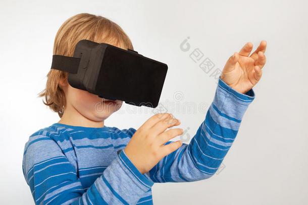 带着虚拟现实眼镜的男孩，