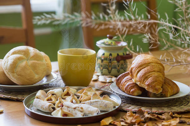黄杯红茶，牛角面包，面包和自制饼干
