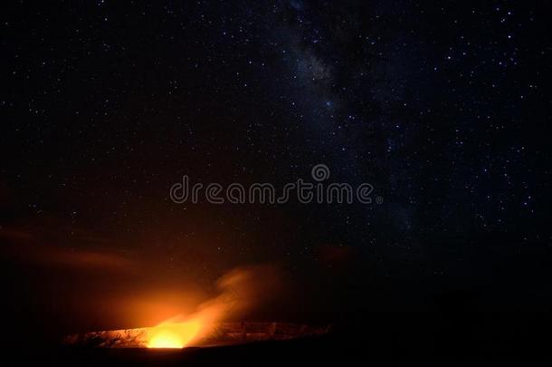 夏威夷大岛星空下的Halemaumau火山口