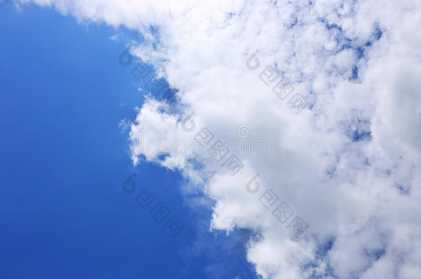 蓝天背景白云。 有蓝天的云。 云层背景。 天空打印。 云印