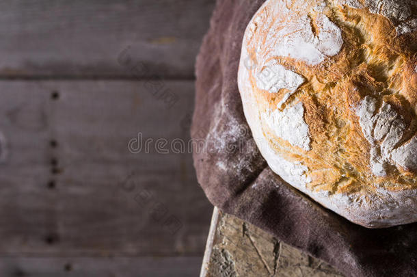 木制桌子上新鲜烤制的传统面包