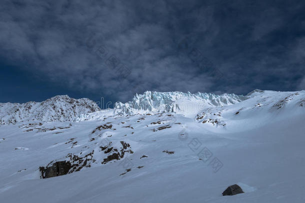 冰川<strong>锯齿</strong>状的裂缝被阳光照亮在白雪皑皑的冬季土地上