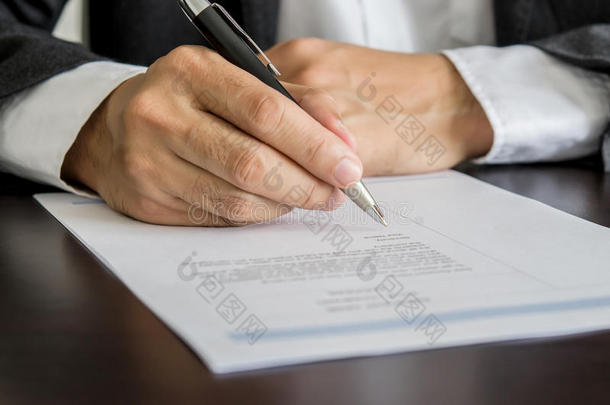 商人或求职者在简历上签名。