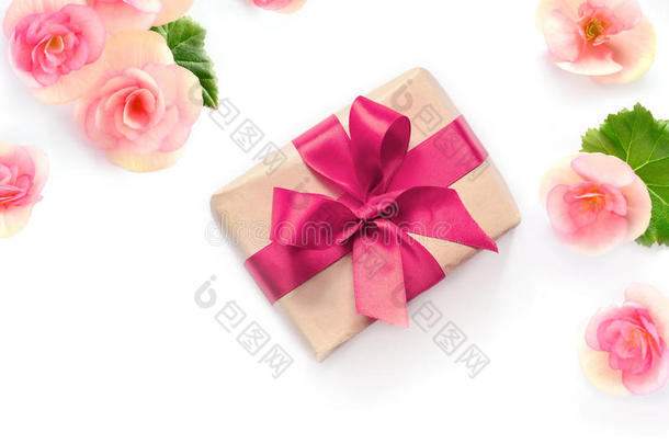 礼品盒与红色丝带和蝴蝶结白色与花卉背景。 平面LAT，顶部视图