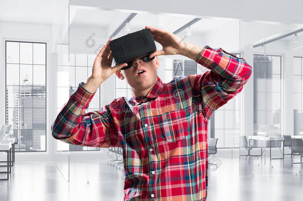 现代娱乐技术的概念，男人戴着虚拟现实面具