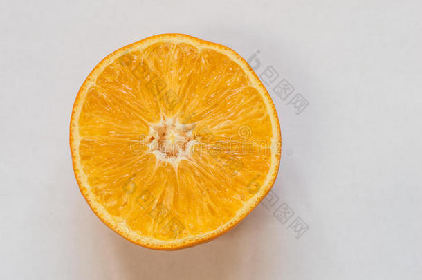 白色背景下的半橙色水果，新鲜多汁