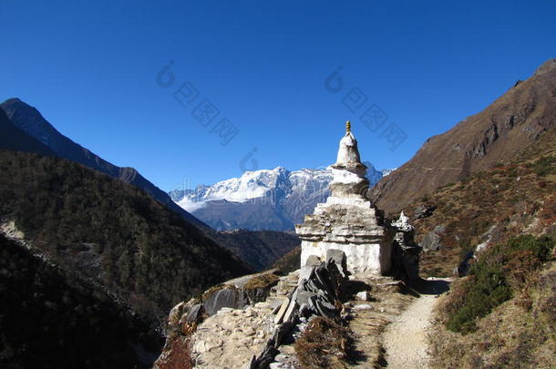 喜马拉雅山背景下的佛教佛塔