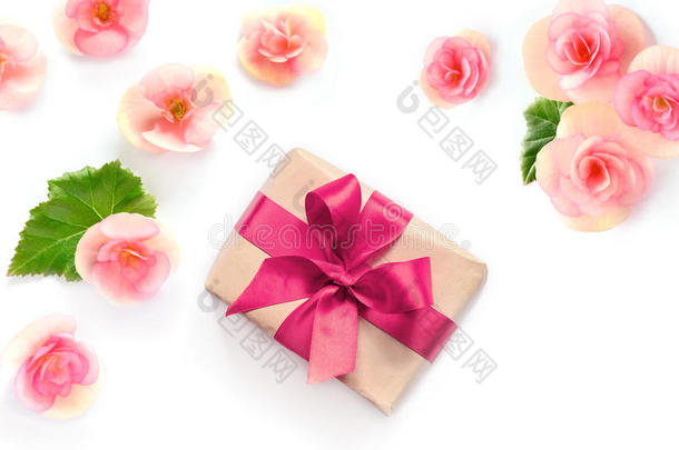 礼品盒与红色丝带和蝴蝶结白色与花卉背景。 平面LAT，顶部视图