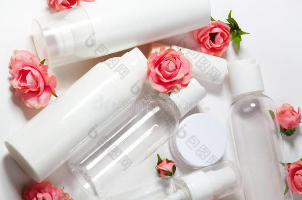 化妆品瓶。 健康和水疗瓶收集春季香水花。 美容治疗，浴室套装。