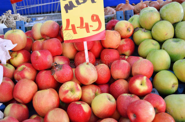 蔬菜和销售红<strong>苹果</strong>，绿<strong>苹果</strong>，<strong>黄苹果</strong>，图片